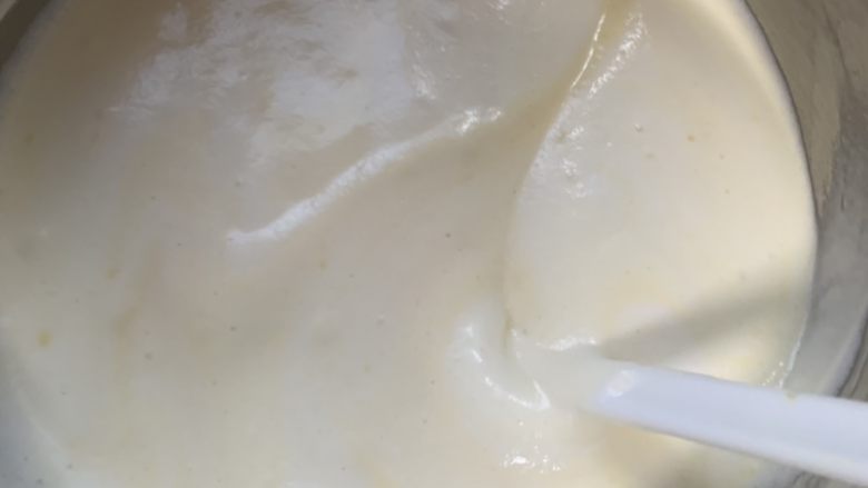 粉粉嫩嫩的奶油蛋糕,翻拌均匀