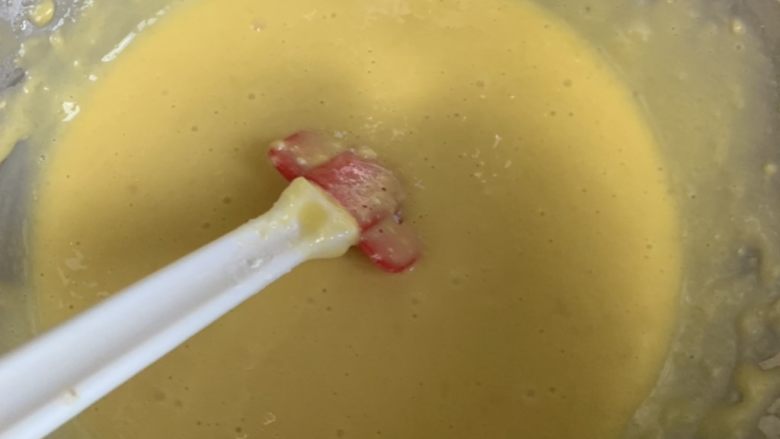 粉粉嫩嫩的奶油蛋糕,放面粉翻拌均匀
