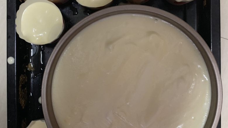粉粉嫩嫩的奶油蛋糕,入模具多的蛋糕菇可以做纸杯蛋糕