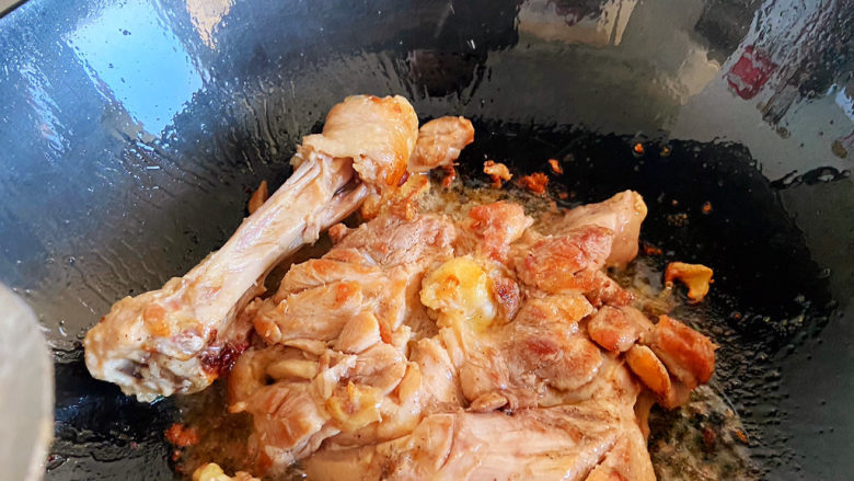 照烧鸡胸肉,煎至两面金黄色,自己感觉上色好看的时候就可以进行下一步了。