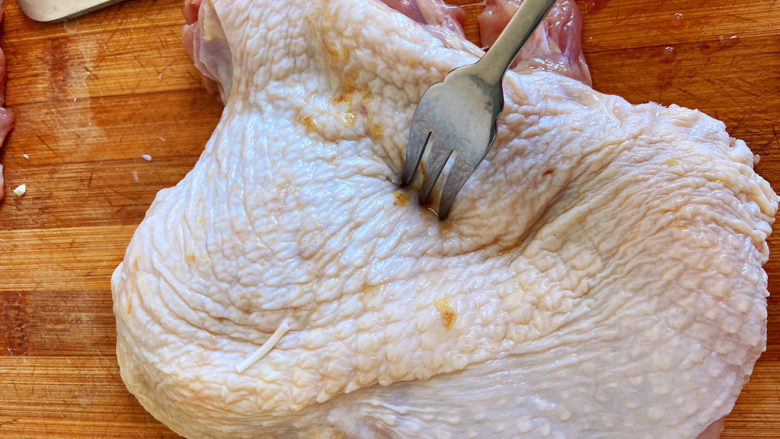 照烧鸡胸肉,翻过来用叉子再外皮上插一些洞,以便入味。