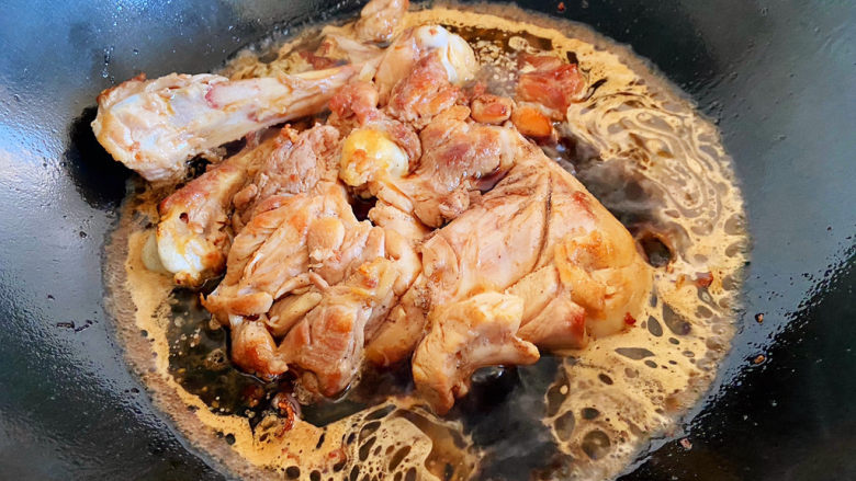 照烧鸡胸肉,将照烧酱汁倒入锅中,盖上盖子炖制汤汁浓稠,也不要特别的浓稠,如果喜欢用这个汤汁拌饭,调酱汁的时候可以放双倍的量。