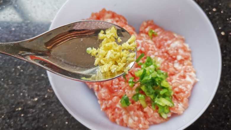 丝瓜酿肉,加入姜末