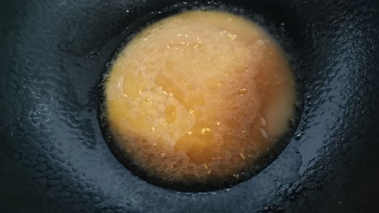 丝瓜酿肉,热油放入剩余的姜末爆香,倒入汤汁烧至粘稠