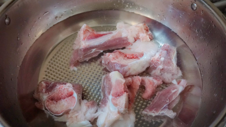 海带筒骨汤,筒骨冷水下锅