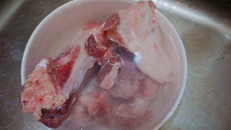 海带筒骨汤,筒骨洗干净