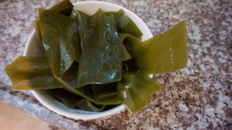 海带筒骨汤,洗干净后切成小块比较好,方便食用