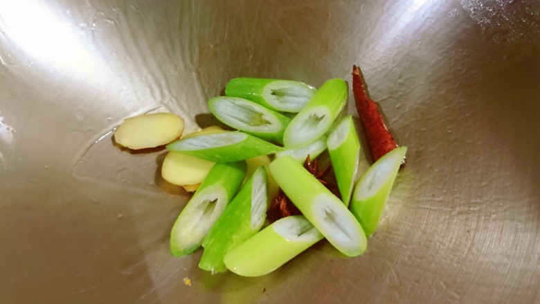 杏鲍菇烧鸡块,锅中底油炒香姜片 葱 八角桂皮