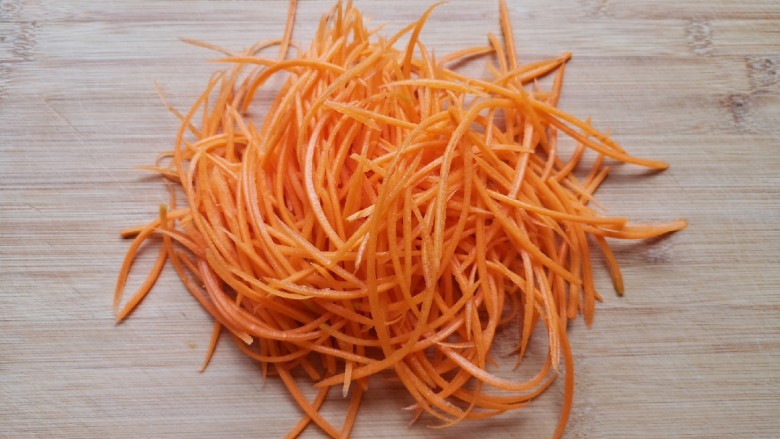 手撕鸡胸肉,<a style='color:red;display:inline-block;' href='/shicai/ 25'>胡萝卜</a>用擦丝器擦成细丝。