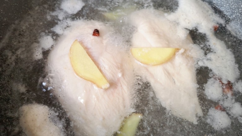 手撕鸡胸肉,大火烧开以后撇去浮沫，中火煮8分钟关火，焖3分钟左右捞出。