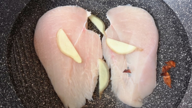 手撕鸡胸肉,凉水入锅，加入<a style='color:red;display:inline-block;' href='/shicai/ 2800'>生姜</a>片、<a style='color:red;display:inline-block;' href='/shicai/ 718'>料酒</a>、<a style='color:red;display:inline-block;' href='/shicai/ 695'>八角</a>和少许盐。