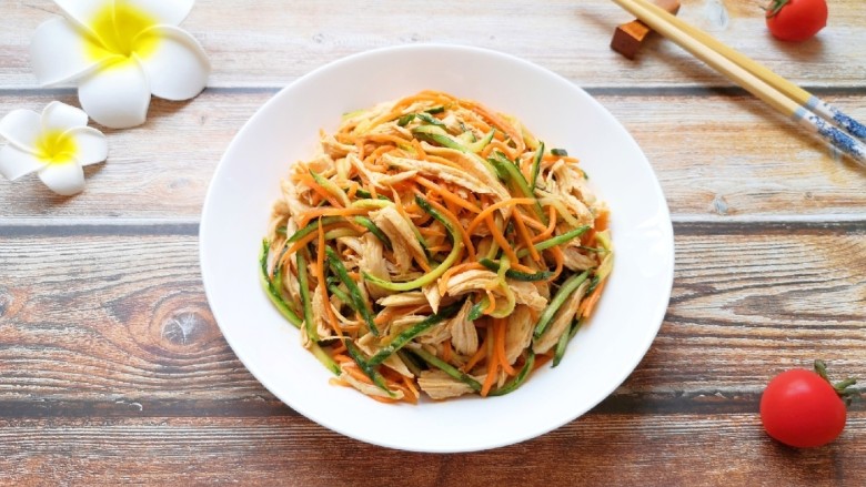 手撕鸡胸肉,装盘。