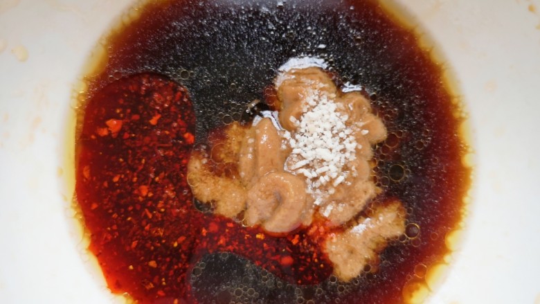 手撕鸡胸肉,另取一个碗挤入<a style='color:red;display:inline-block;' href='/shicai/ 701'>芝麻酱</a>，根据自己的口味加入<a style='color:red;display:inline-block;' href='/shicai/ 788'>生抽</a>、<a style='color:red;display:inline-block;' href='/shicai/ 768'>香醋</a>、盐、<a style='color:red;display:inline-block;' href='/shicai/ 756'>鸡精</a>、<a style='color:red;display:inline-block;' href='/shicai/ 847'>香油</a>、<a style='color:red;display:inline-block;' href='/shicai/ 852'>辣椒油</a>和温水。