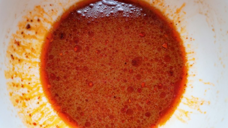 手撕鸡胸肉,搅拌均匀，尝一下味道。