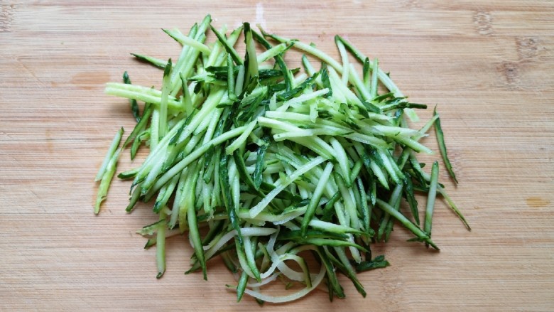 手撕鸡胸肉,<a style='color:red;display:inline-block;' href='/shicai/ 54'>黄瓜</a>擦成粗一点的丝。