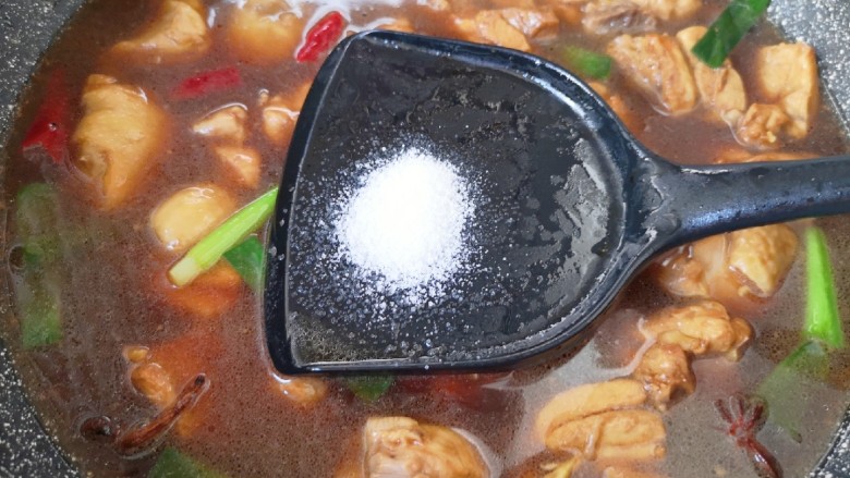杏鲍菇烧鸡块,加入开水,放盐调味。