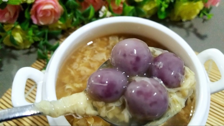 酒酿圆子,出锅装碗，圆子糯糯的