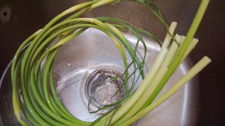 酸豆角炒鸡胗,喜欢吃蒜苔的也可以加哦(不喜欢吃蒜苔的可以忽略以下几步)