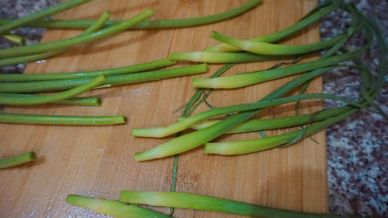 酸豆角炒鸡胗,将蒜苔的叶子去掉