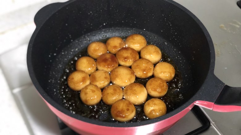 解锁汤圆的新吃法,香甜不腻的油汤圆,翻炒收汁后就可以起锅了。