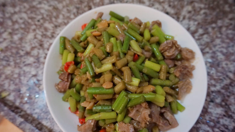 酸豆角炒鸡胗,这样就出锅代吃啦