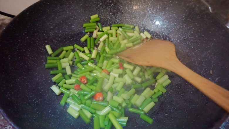 酸豆角炒鸡胗,大火翻炒3分钟