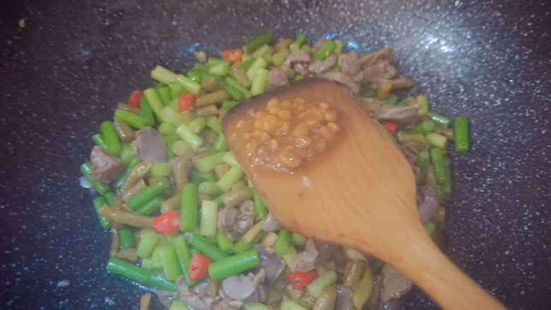 酸豆角炒鸡胗,加入1勺豆瓣酱