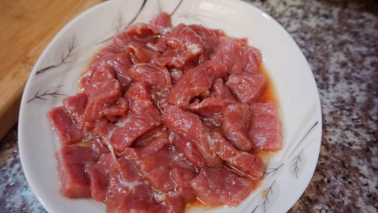 西兰花炒牛肉,搅拌均匀后腌制半小时