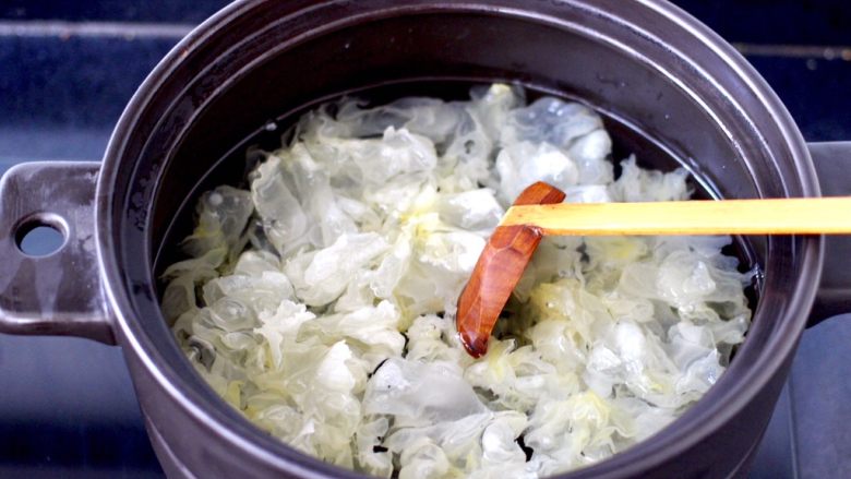 苹果银耳枸杞汤,砂锅倒入适量的清水,把银耳放入大火烧开后转小火煮30分钟。