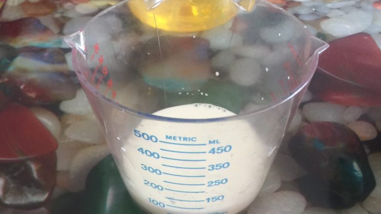 黄桃奶油蛋糕卷,蛋黄加入75克牛奶,一边加入一边搅拌均匀。