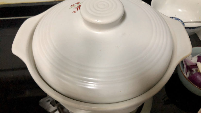 杏鲍菇烧鸡块,煮开后,中小火炖煮10分钟