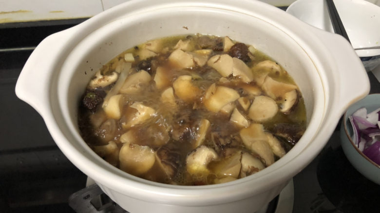 杏鲍菇烧鸡块,开盖,中大火收汁