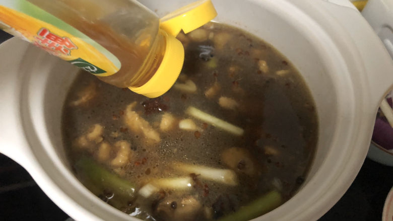 杏鲍菇烧鸡块,把鸡连汤移到砂煲中,加入一茶匙太太乐鸡汁