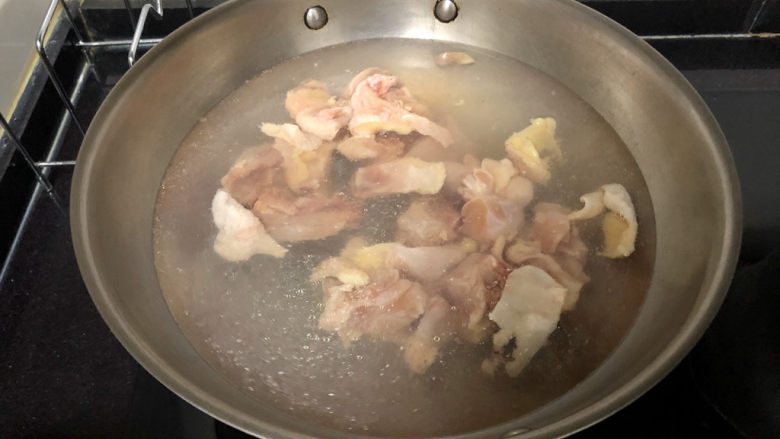 杏鲍菇烧鸡块,冷水下锅,中火煮开