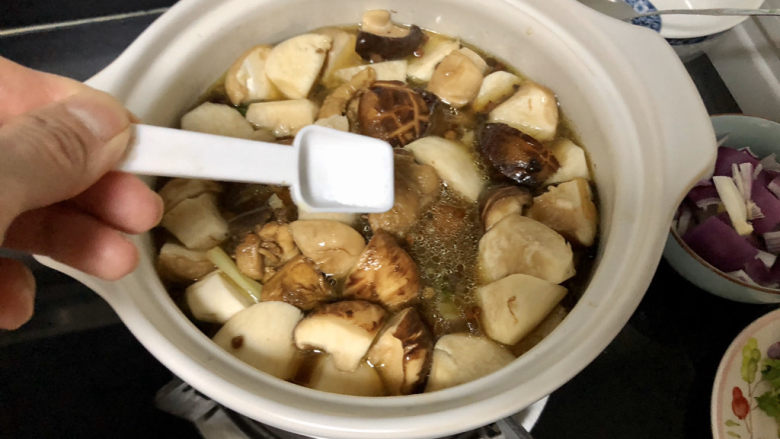 杏鲍菇烧鸡块,尝下咸淡,根据个人口味添加少许盐