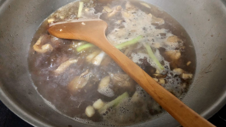 杏鲍菇烧鸡块,加入适量热水，没过鸡块