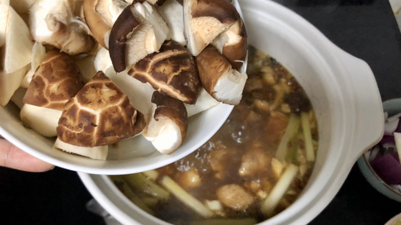 杏鲍菇烧鸡块,加入香菇,杏鲍菇