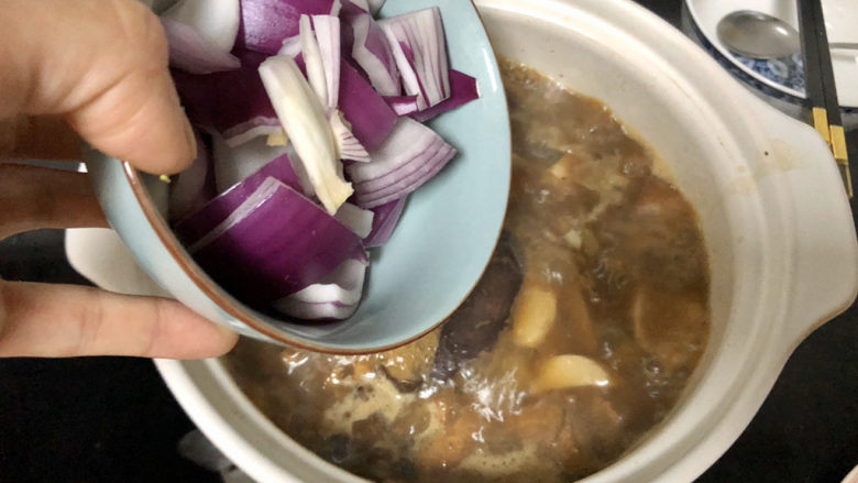杏鲍菇烧鸡块,汁收到差不多一半,加入洋葱,搅拌下,继续收汁
