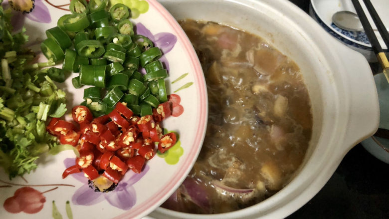 杏鲍菇烧鸡块,汁收的差不多,加入小米辣线椒,搅拌均匀。不喜欢或不能吃辣的宝宝可以不放