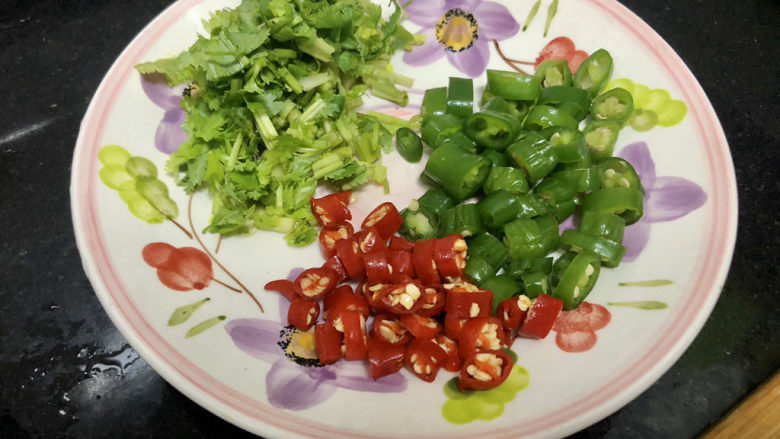 杏鲍菇烧鸡块,小米辣线椒切圈,香菜切段