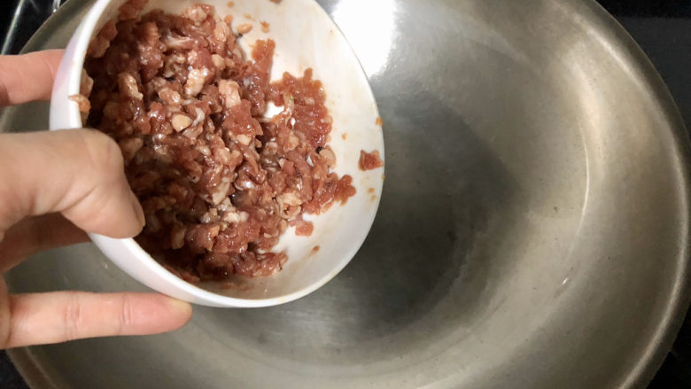 西兰花炒牛肉➕春风花草香,开始烹饪:热锅冷油,小火加入牛肉末,牛肉末炒散,煸炒出油