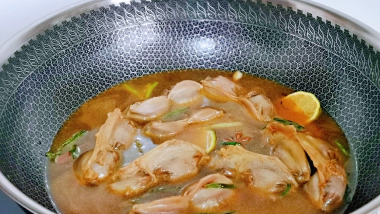 凉拌鸡胗,加入纯净水,没过鸭胗为佳,盖上盖子大火烧开,转小火慢炖约35分钟。