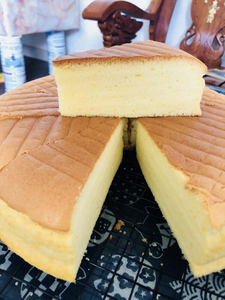 十寸戚风蛋糕(不开裂),色泽金黄,气孔细腻。