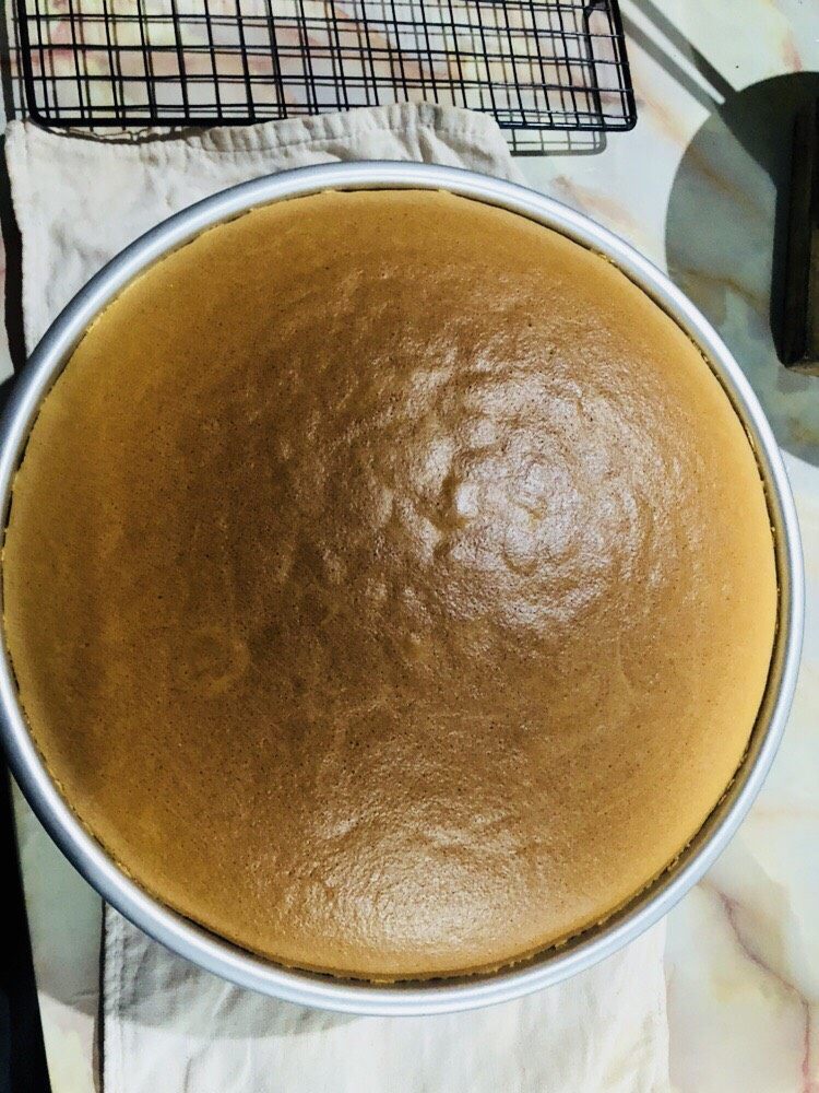 十寸戚风蛋糕(不开裂),出炉后轻轻摔出热气。表面不开裂