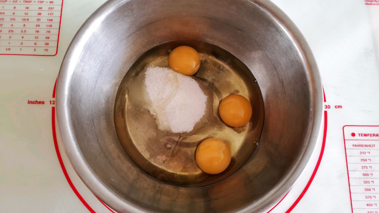老式蜂蜜蛋糕,用电动打蛋器低速将鸡蛋打散,使蛋液和砂糖、蜂蜜完全混合均匀。此时低速搅打可以防止迸溅。
