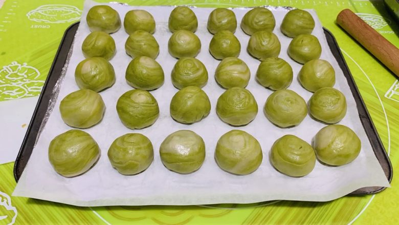 玛卡龙千层酥(保证酥糯),这个份量我分成50个,两个烤盆。