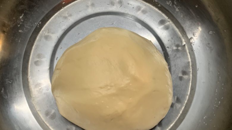 玛卡龙千层酥(保证酥糯),再整理成光滑面团,保鲜膜包裹醒发1倍大,普通地区夏季温度用时1小时。
