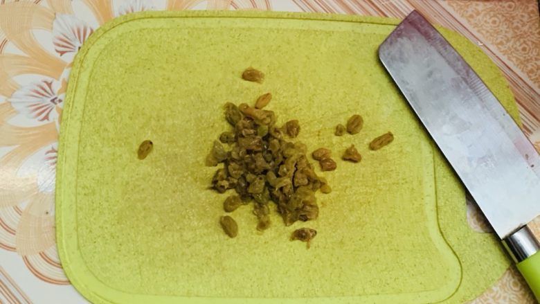 玛卡龙千层酥(保证酥糯),切几刀,不要太碎。
