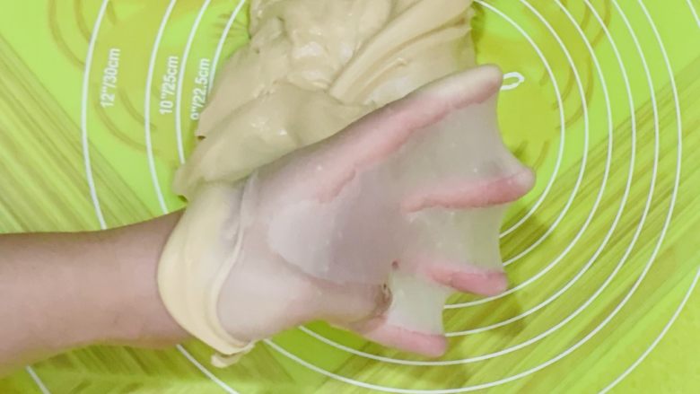 玛卡龙千层酥(保证酥糯),就是网上常用的快速揉面出膜法,想看清楚具体手法上百度搜索关键字,很多视频可观看学习。