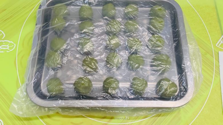 玛卡龙千层酥(保证酥糯),保鲜膜覆盖严实备用。可以用超市大号内袋装起来。省钱女孩啊,每次买东西都多拿几个最大的内袋。